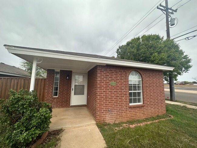 Building Photo - Wonderful updated 2/2/2 off of Milwaukee!