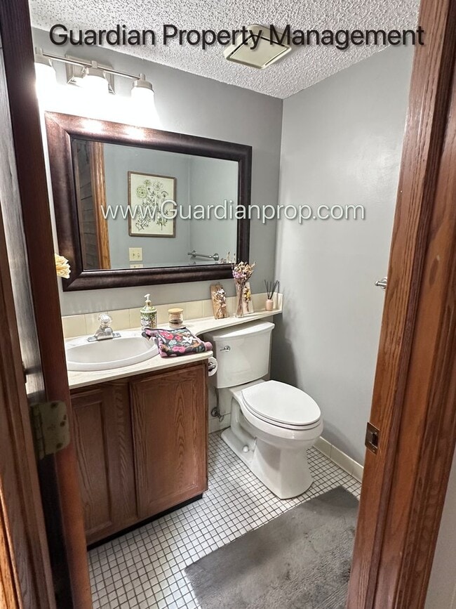 Building Photo - St Louis Park 2 Bedroom Town Home, Dishwasher, 1 Car Garage, Central Air, W/D