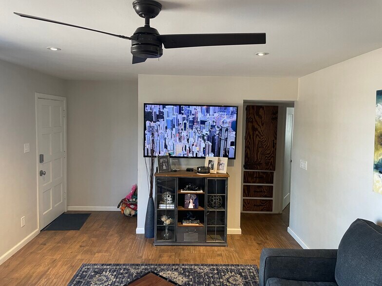Front Room - 911 E San Juan Ave