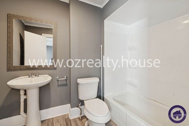 Building Photo - 1647 Eleanor Ave