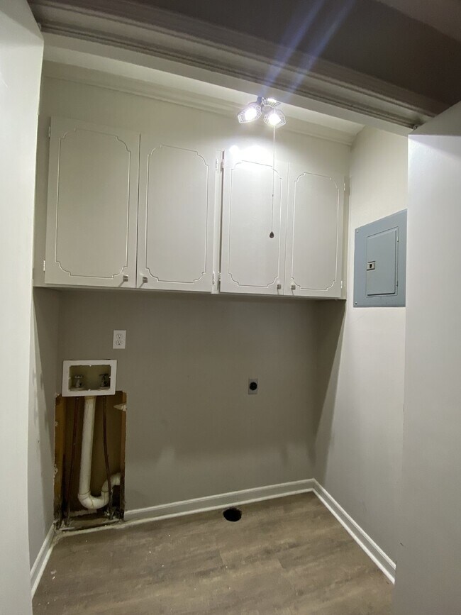 Building Photo - 2 Bedroom | 1 Bathroom | Walk to Downtown Simpsonville | Available Now