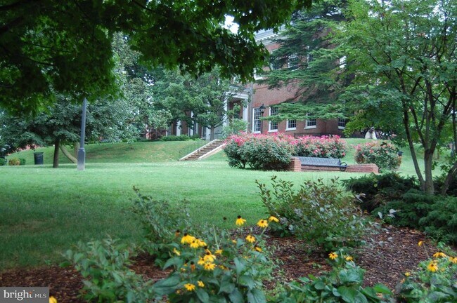 Building Photo - 2709 Summerview Way