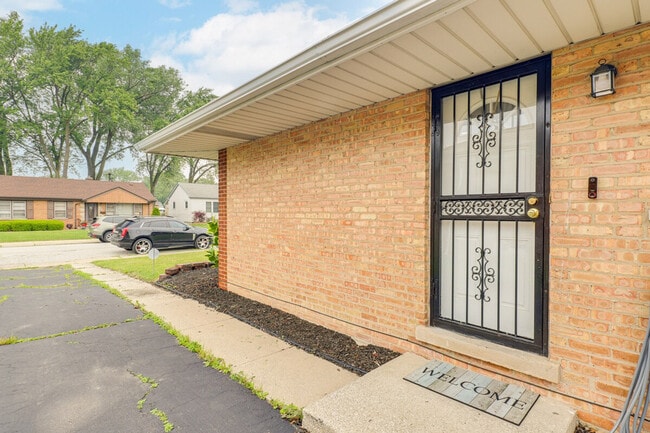 Building Photo - 737 E 157th Pl
