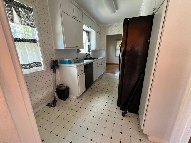 Building Photo - LOCATION LOCATION LOCATION!!! 5th & I St, Large House, 2Bdrm+Den+2 car Garage