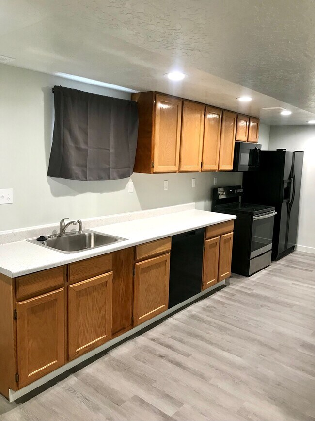 Building Photo - 255 E Tennyson Ave