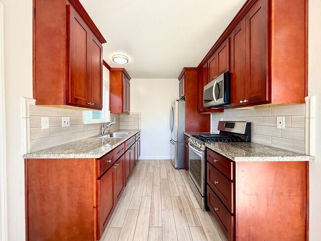 Building Photo - Refreshed 2 Bed/1-Bath Duplex Near Beach & Trails in Fairway Park