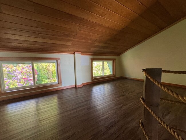 Building Photo - Beautiful Ocean Front Home in Seal Rock!