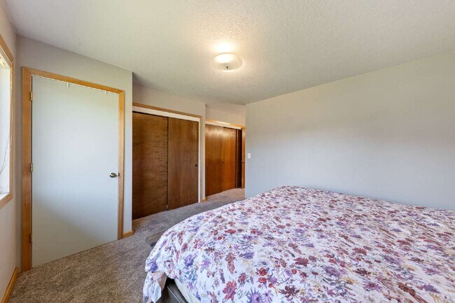 Building Photo - Charming 3-Bedroom Home with 2 Full Baths ...