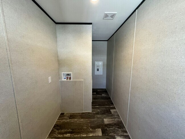 Building Photo - 69 Tower Manor Cir E