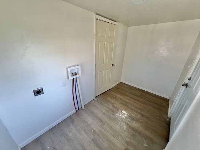 Building Photo - 2 bed newly renovated!