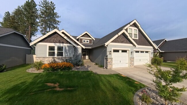 Building Photo - 6892 Baudelaire