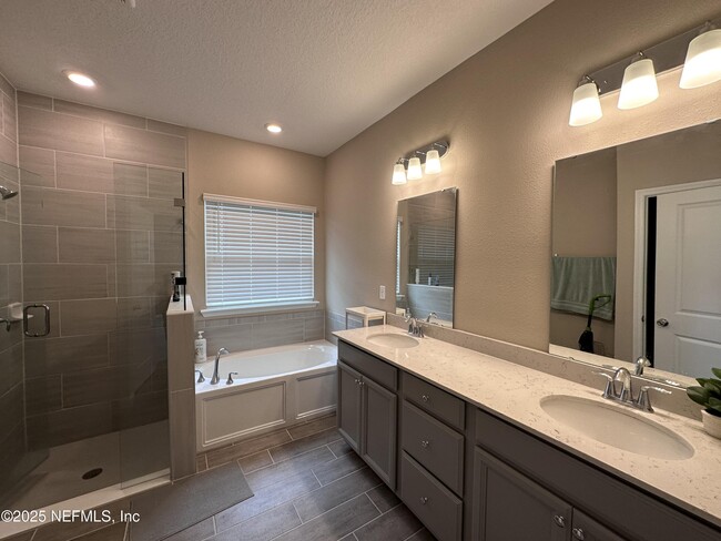 Building Photo - 3960 Cloverdale Ct