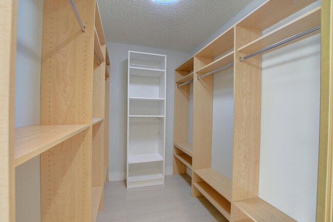 Building Photo - 20995 Country Creek Dr