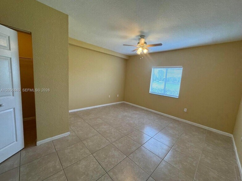 Building Photo - 1133 Golden Lakes Blvd