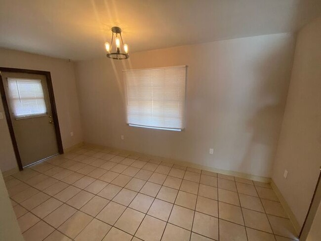 Building Photo - Light-Filled Tucson 2 Bedroom Rental – Mov...