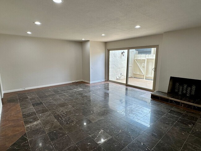 Building Photo - 3266 Loma Riviera Dr