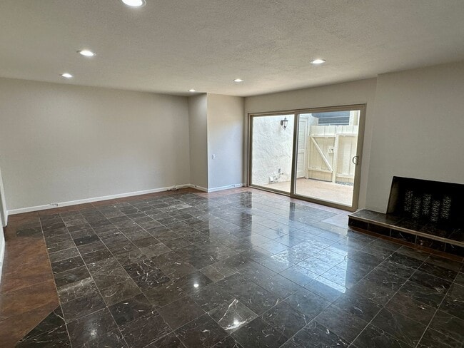 Building Photo - Spacious, Upgraded, 3 Bedroom 2.5 Bath Con...