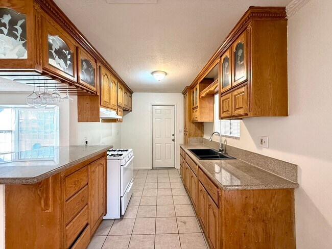 Building Photo - 236 E 46th St