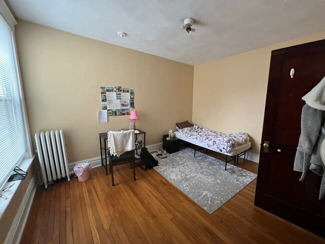 Building Photo - 59A Strathmore Rd