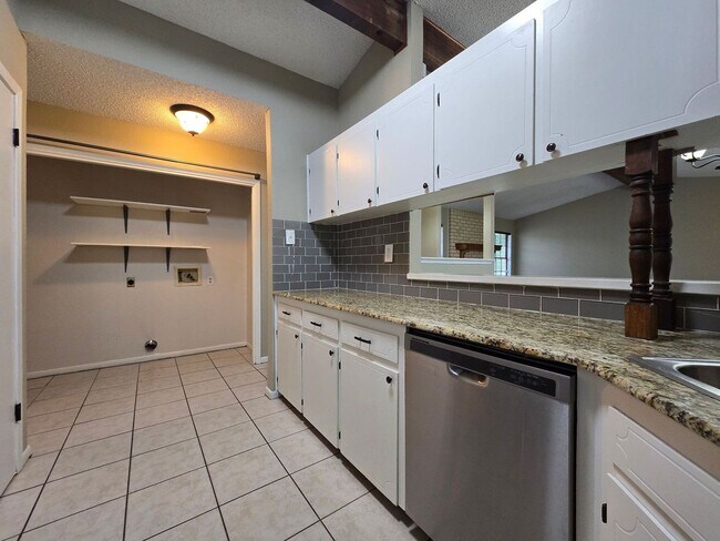 Building Photo - 1710 Joy Dr
