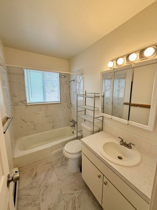 Building Photo - Beautiful 2 Bedroom Town Home! INCLUDED IN RENT: Water/Sewer/Gas/Trash