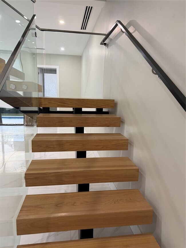 Building Photo - 570 Fernwood Rd