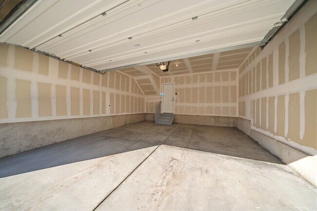 Building Photo - 10882 Lyric St