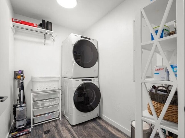 Building Photo - 4 Bed, 2 Bath, Fully Furnished, 2 Level Home, Fenced Yard