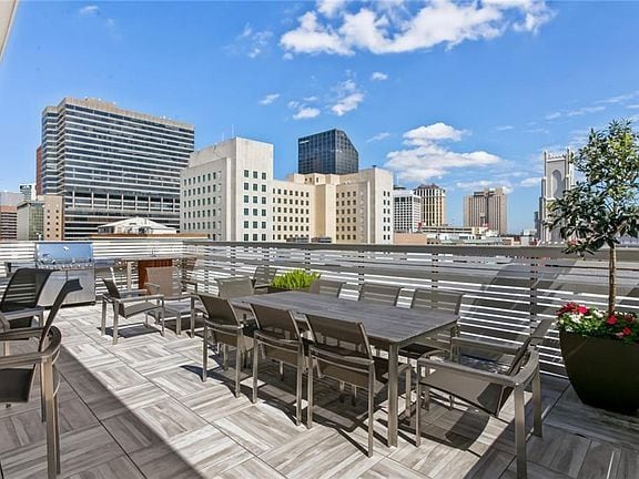 Building Photo - 731 St Charles Ave