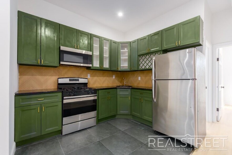 Building Photo - Newly Renovated Spacious 4 Bed 2 Bath in B...