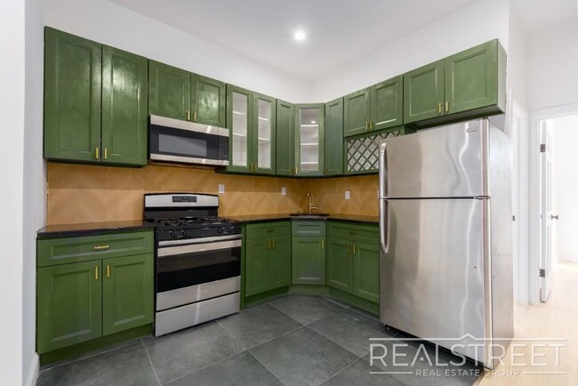 Building Photo - Spacious 4 Bed 2 Bath Floor Thru in Bed Stuy!