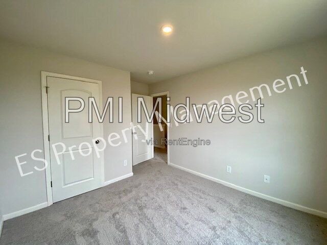 Building Photo - 2608 W Kings Cyn Dr