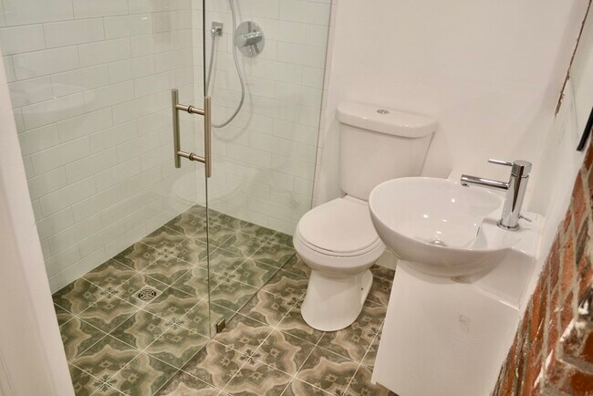 Building Photo - 322 Lowell St