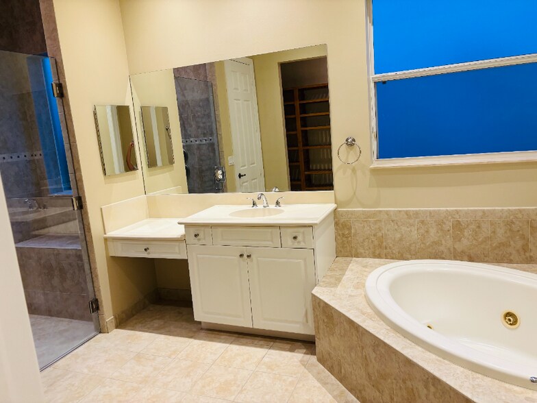 Building Photo - 5588 SW Bellflower Ct