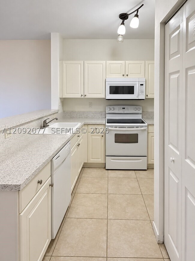 Building Photo - 1555 NE 33rd Rd