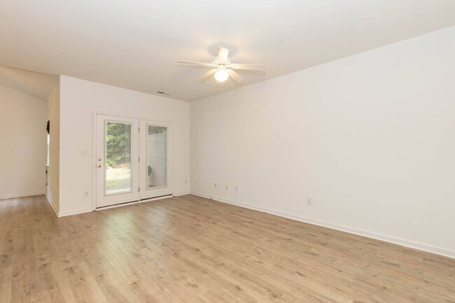 Building Photo - Three Bedroom Home!