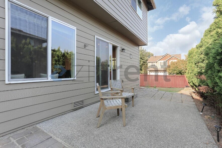 Building Photo - Unit