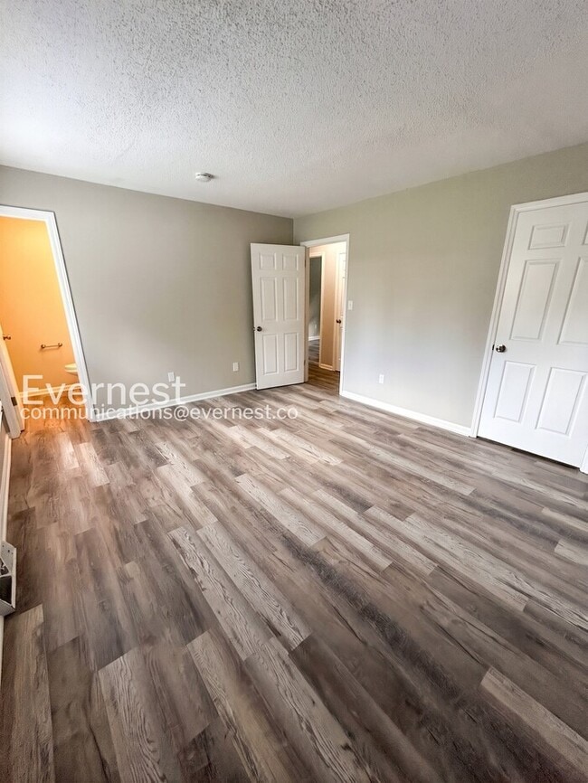 Building Photo - 3 Bed, 1.5 Bath Home with Fenced Yard / Pet-Friendly / Available Now!