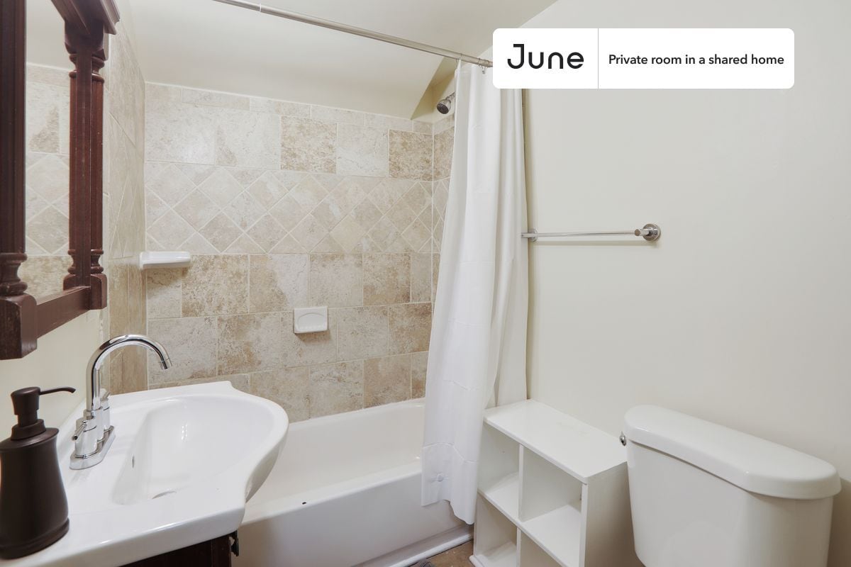 Building Photo - Room in Shared 5 bed/2 bath home in Dupont Circle