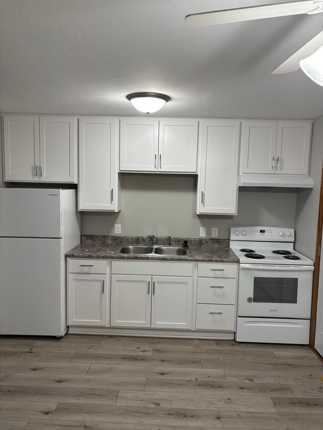 Building Photo - Eacker Rentals (1730 S 17th St)