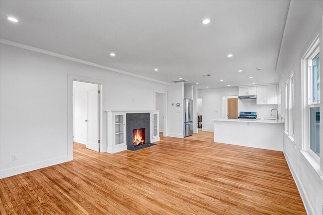 Building Photo - 1413 E 76th Pl