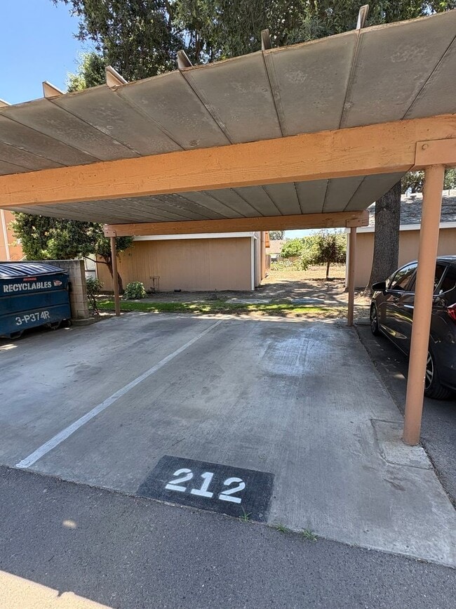Building Photo - Upstairs Apartment Rent Ready!