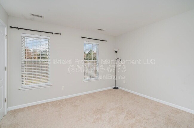 Building Photo - 5608 Cactus Valley Rd