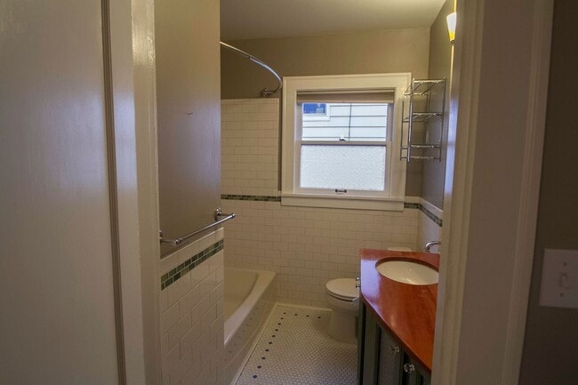 Building Photo - Beautiful Maple Leaf Home