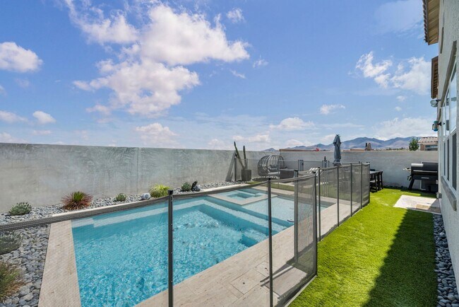 Building Photo - Spacious 5-Bedroom Home with Loft, Pool & Mountain Views