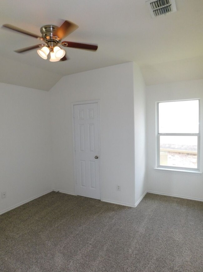 Building Photo - Large 4 bed house with master downstairs and 2 car garage on a cul- de-sac. Golf course community...