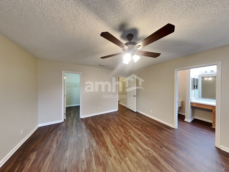 Building Photo - 12612 Ashglen Dr N