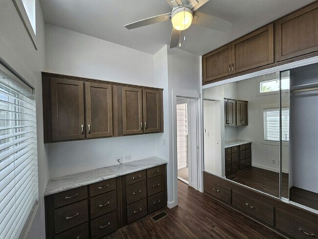 Building Photo - 303 N Lindsay Rd