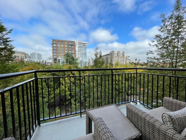 Building Photo - Gorgeous Furnished Pearl District Condo - ...