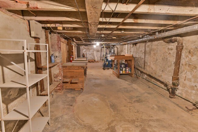 Building Photo - Charming 3 Bedroom on Verbeke St